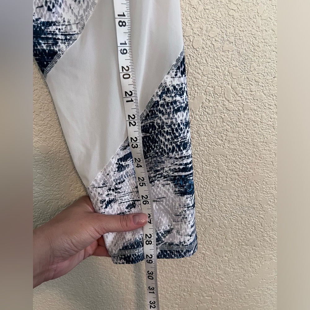 🤍 NWOT Fabletics Mid-Rise Powerhold Capri Leggings - Picture 6 of 9